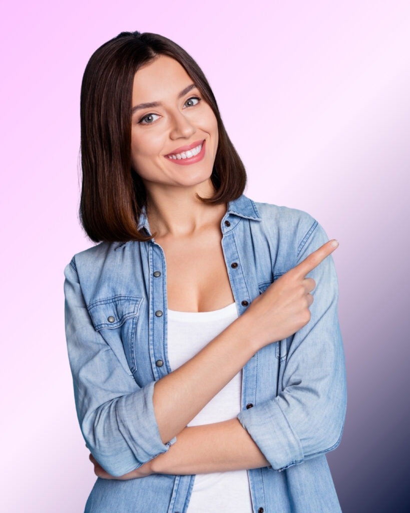 Graphiste souriante pointant vers le texte — Digital Eclipse Studio, création de sites web et mise en page éditoriale.